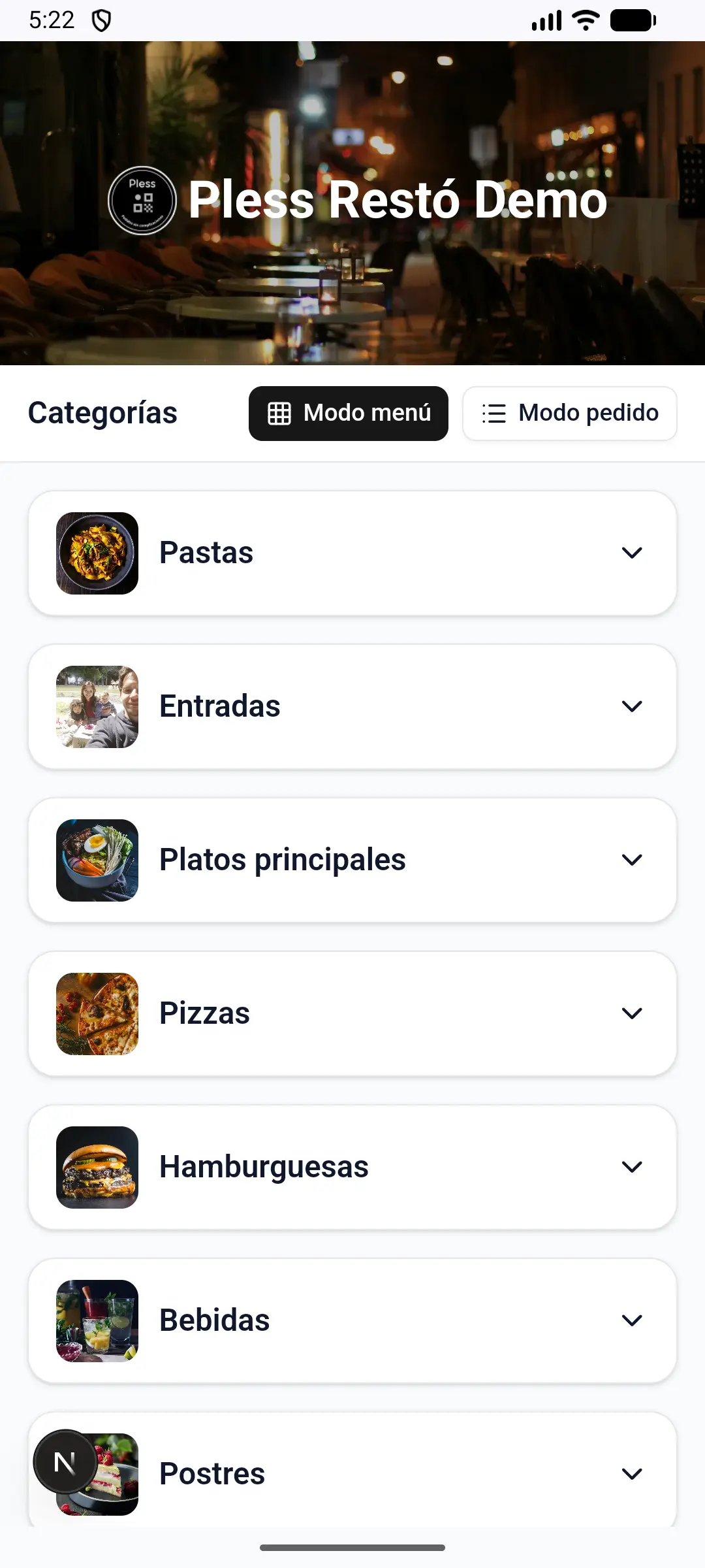 Mockup de Pless en celular